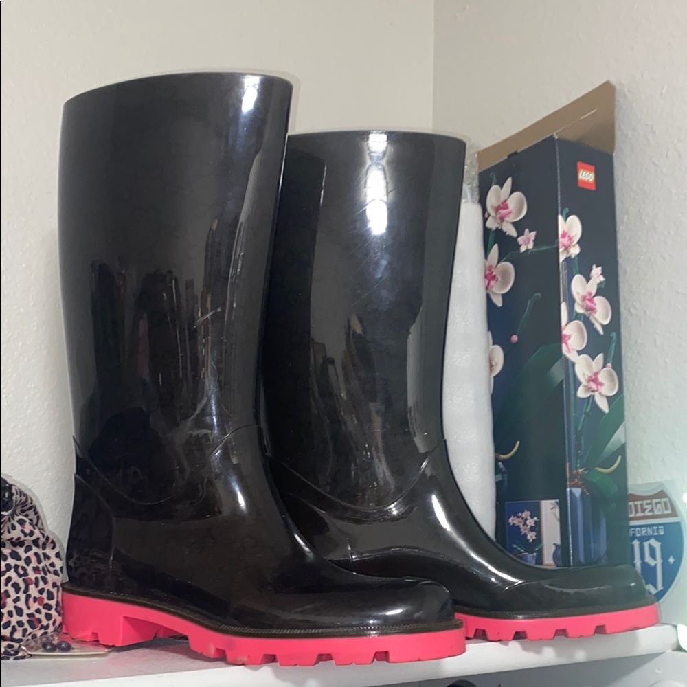 Gucci print rain boots pink soles